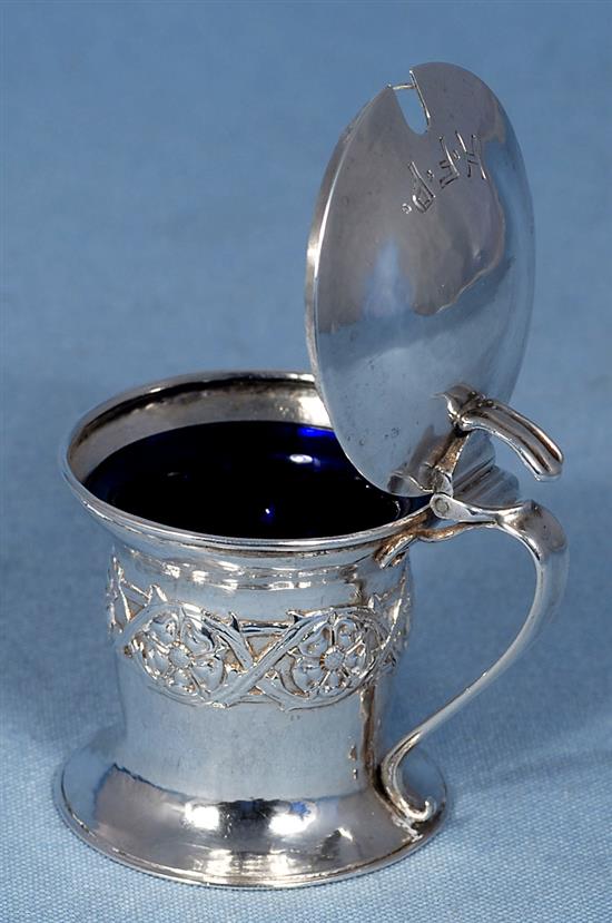 An Edwardian Arts & Crafts silver mustard pot, by Omar Ramsden & Alwyn Carr, height 80mm, weight 3.3oz/104grms.